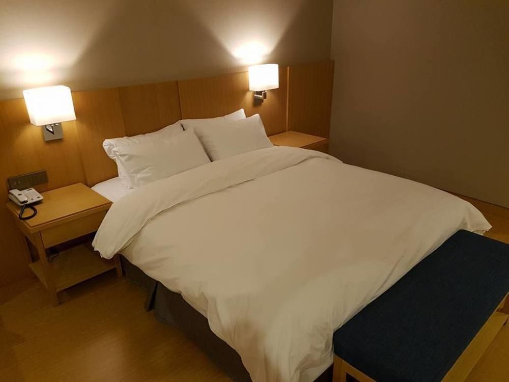 J Square Hotel And Wedding Чинджу Экстерьер фото