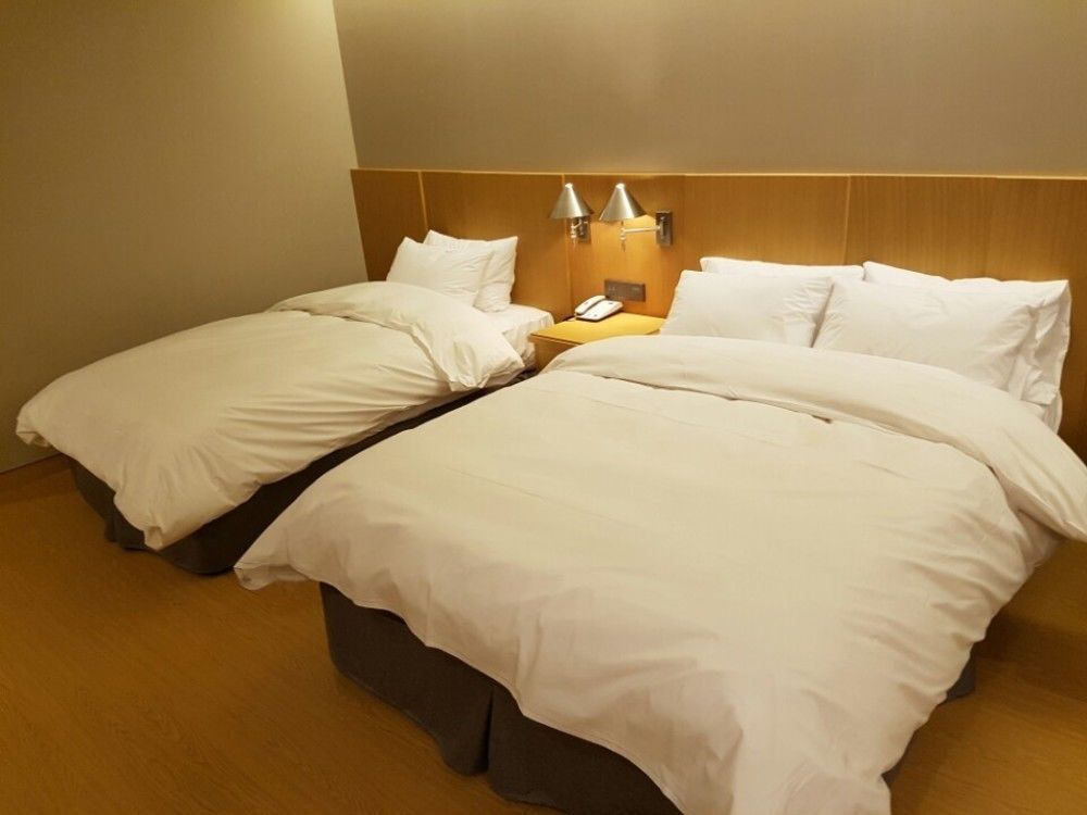 J Square Hotel And Wedding Чинджу Экстерьер фото
