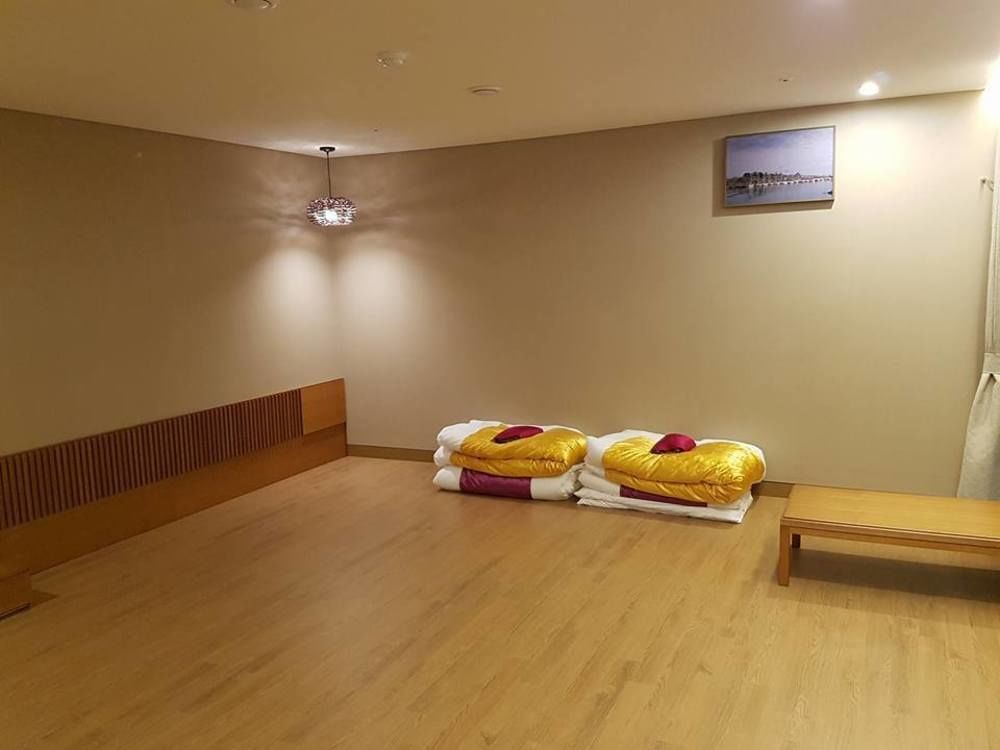 J Square Hotel And Wedding Чинджу Экстерьер фото