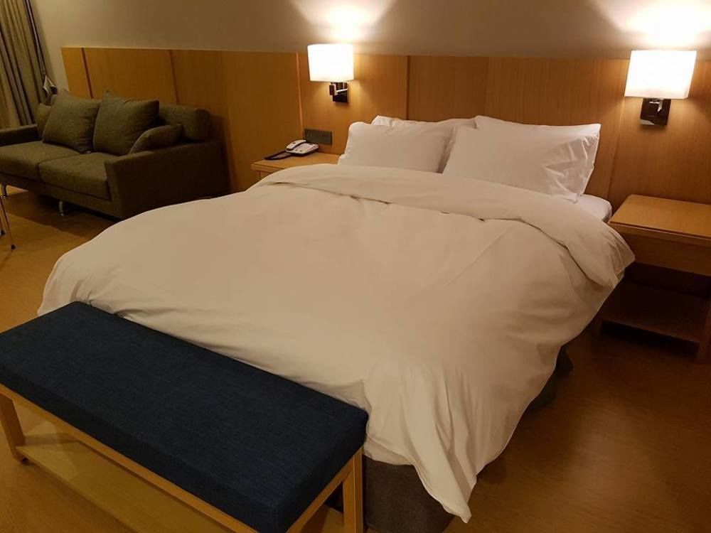 J Square Hotel And Wedding Чинджу Экстерьер фото