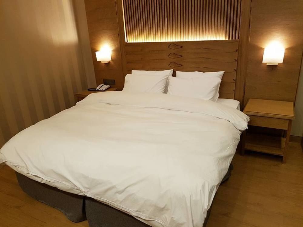 J Square Hotel And Wedding Чинджу Экстерьер фото