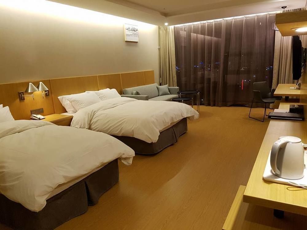 J Square Hotel And Wedding Чинджу Экстерьер фото