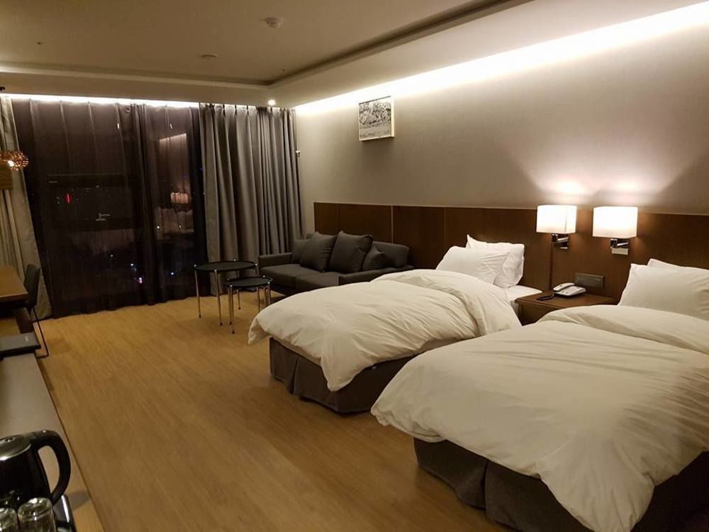 J Square Hotel And Wedding Чинджу Экстерьер фото