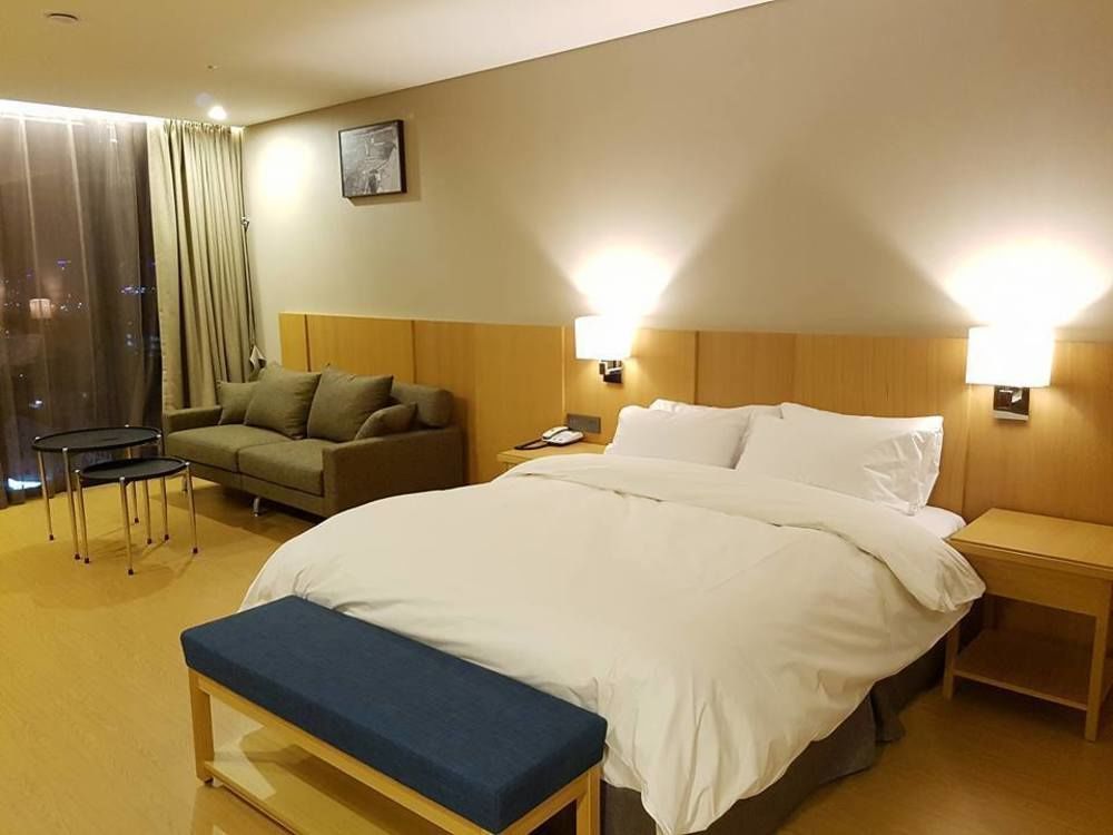 J Square Hotel And Wedding Чинджу Экстерьер фото