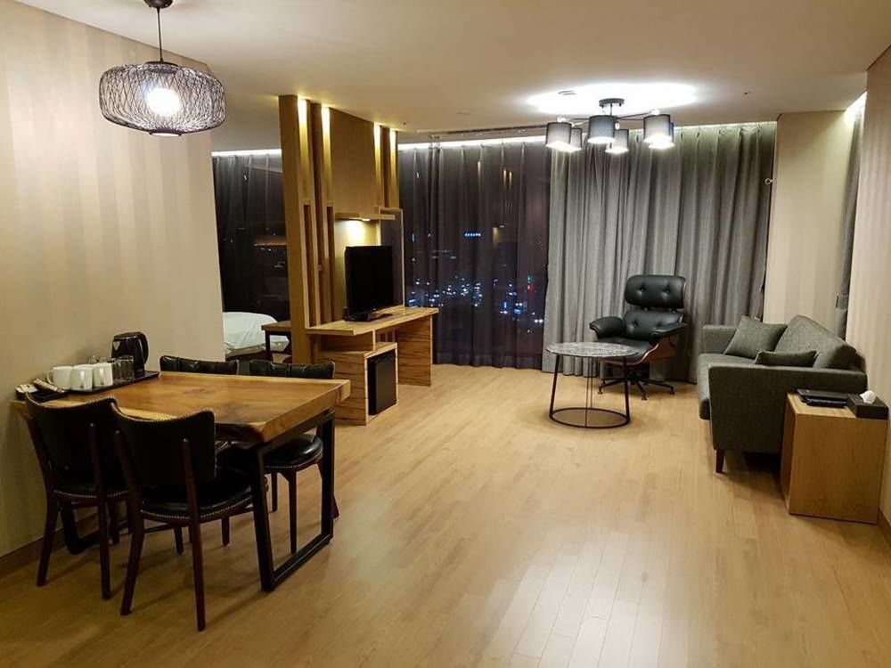 J Square Hotel And Wedding Чинджу Экстерьер фото