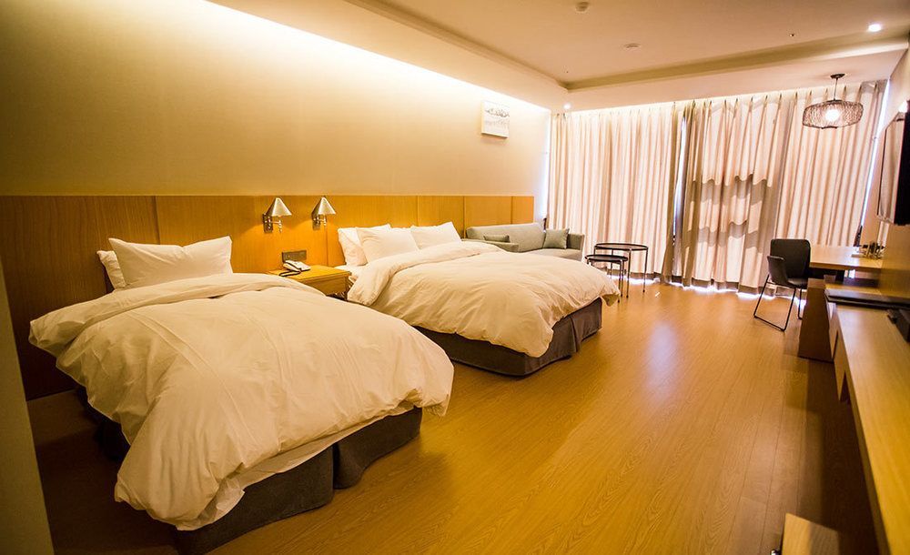 J Square Hotel And Wedding Чинджу Экстерьер фото