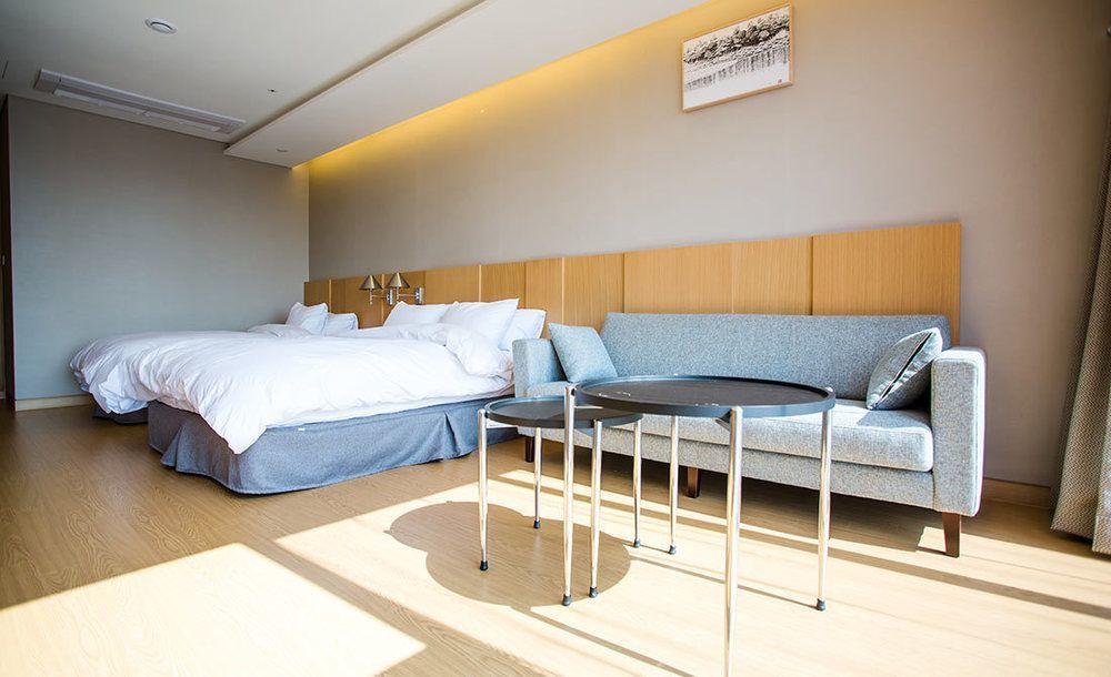 J Square Hotel And Wedding Чинджу Экстерьер фото