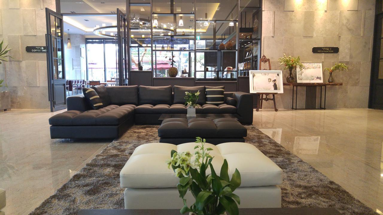 J Square Hotel And Wedding Чинджу Экстерьер фото