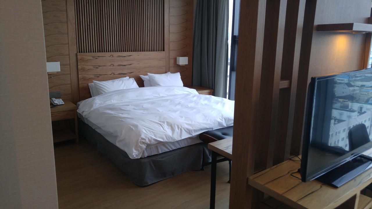 J Square Hotel And Wedding Чинджу Экстерьер фото