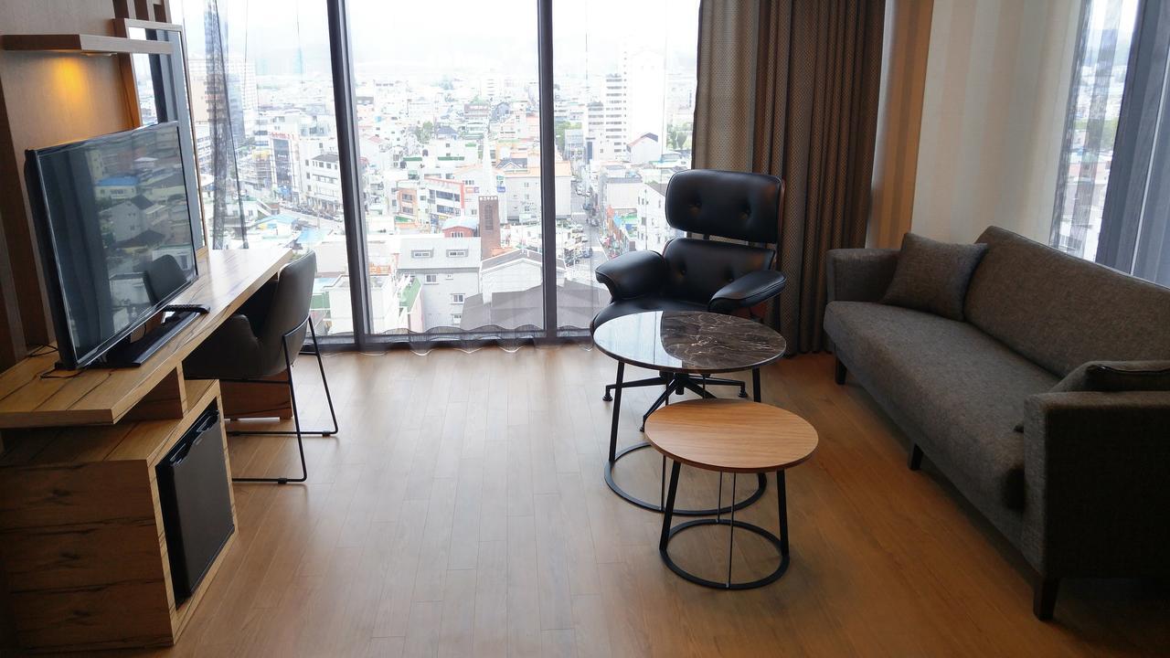 J Square Hotel And Wedding Чинджу Экстерьер фото