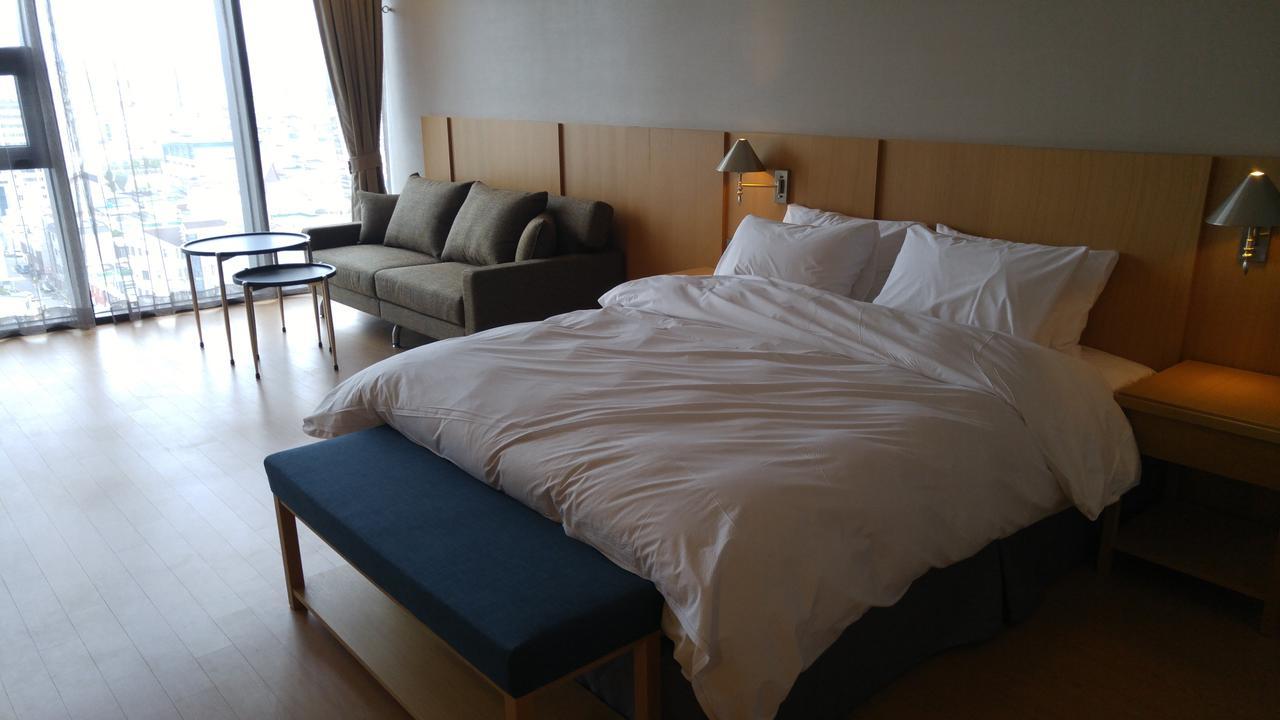 J Square Hotel And Wedding Чинджу Экстерьер фото