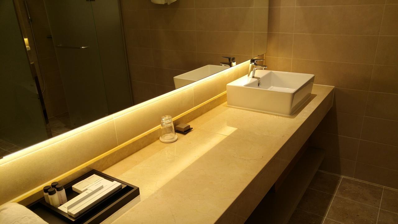 J Square Hotel And Wedding Чинджу Экстерьер фото