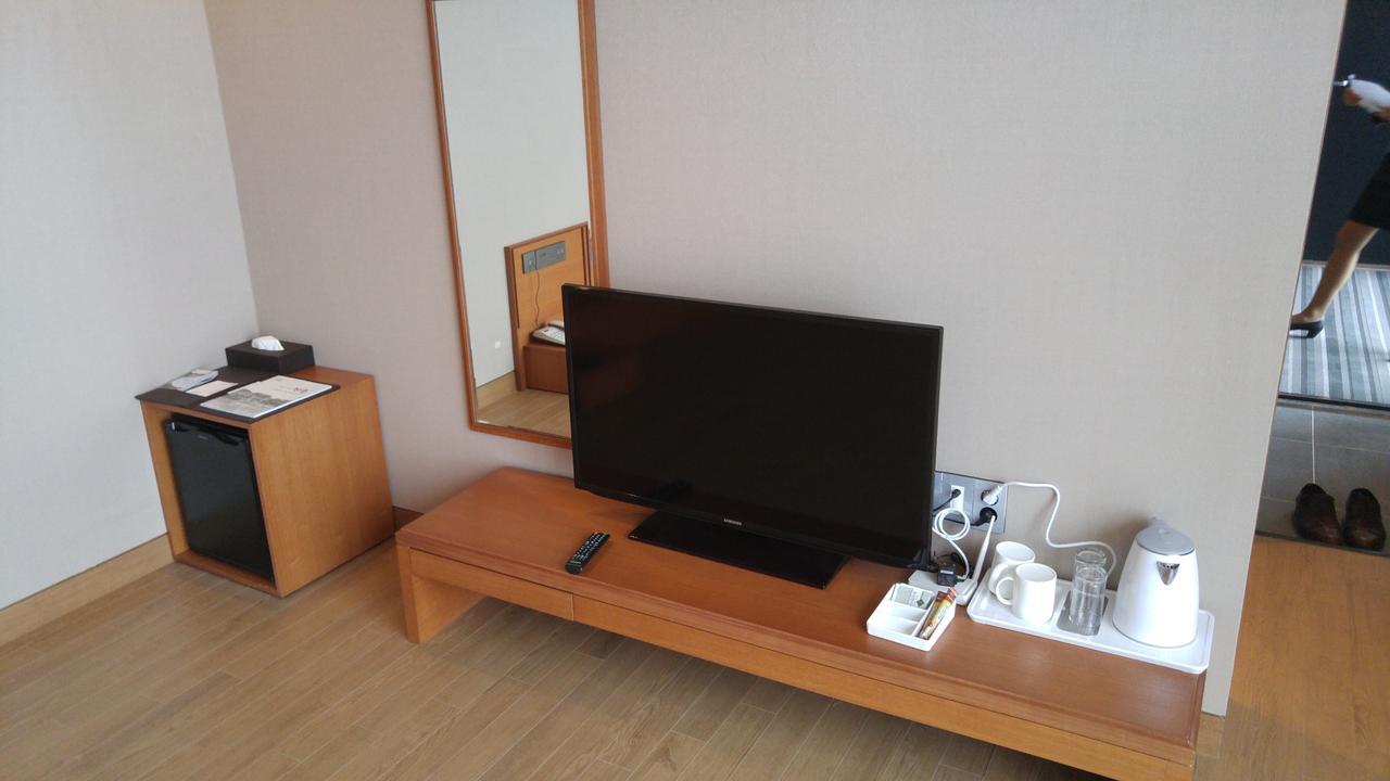 J Square Hotel And Wedding Чинджу Экстерьер фото