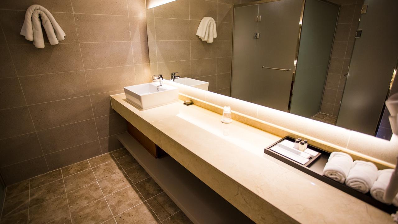 J Square Hotel And Wedding Чинджу Экстерьер фото