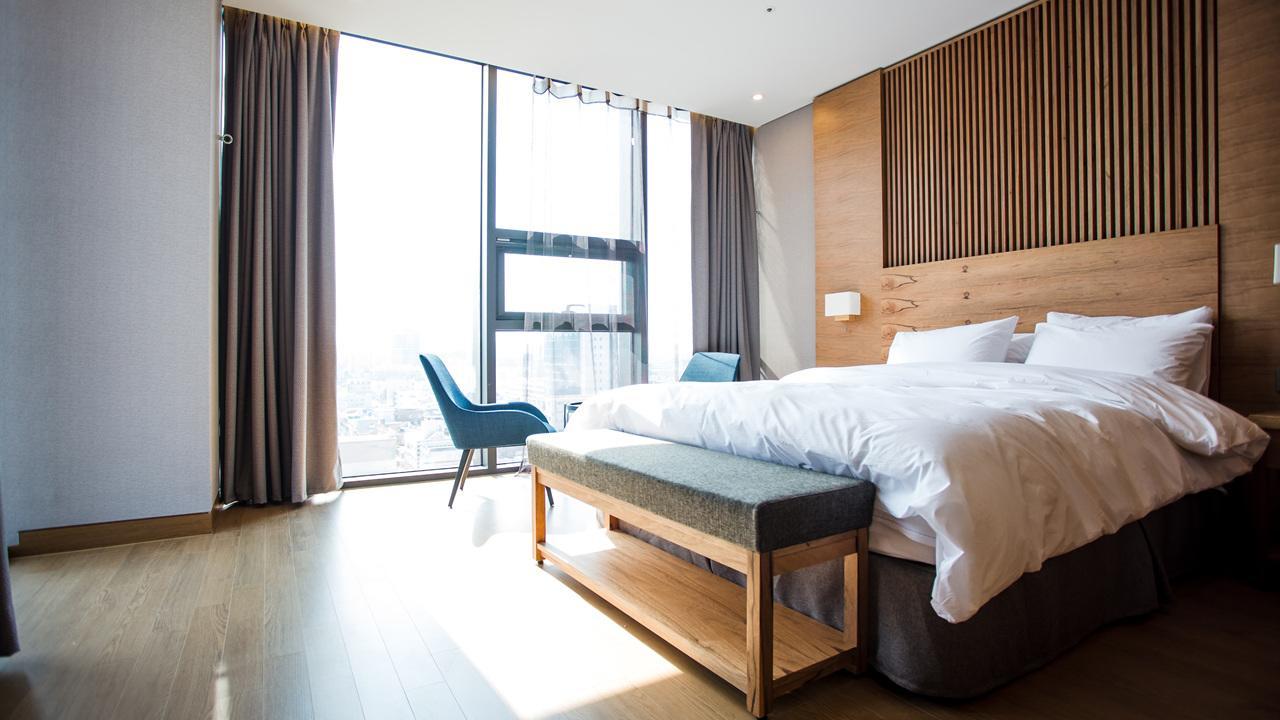 J Square Hotel And Wedding Чинджу Экстерьер фото