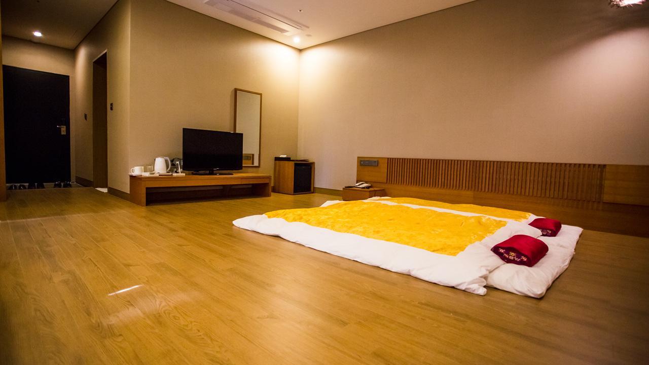 J Square Hotel And Wedding Чинджу Экстерьер фото