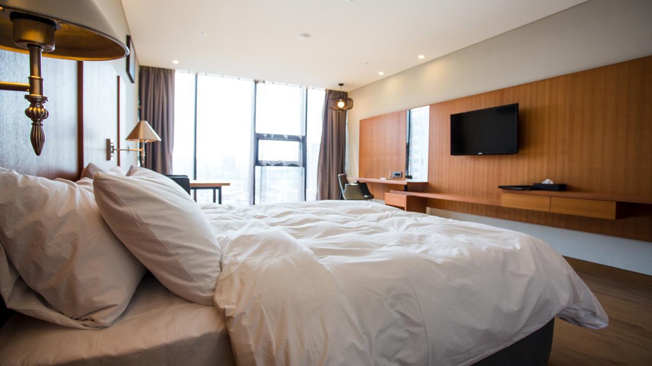 J Square Hotel And Wedding Чинджу Экстерьер фото