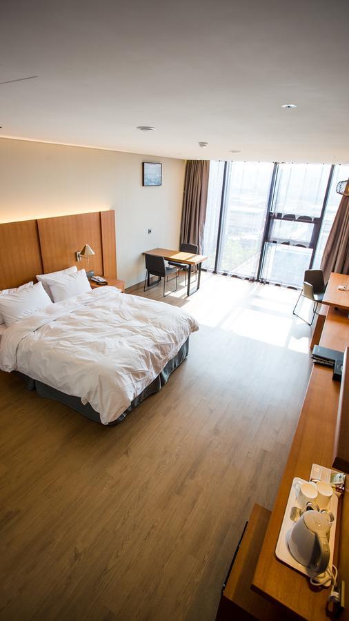 J Square Hotel And Wedding Чинджу Экстерьер фото