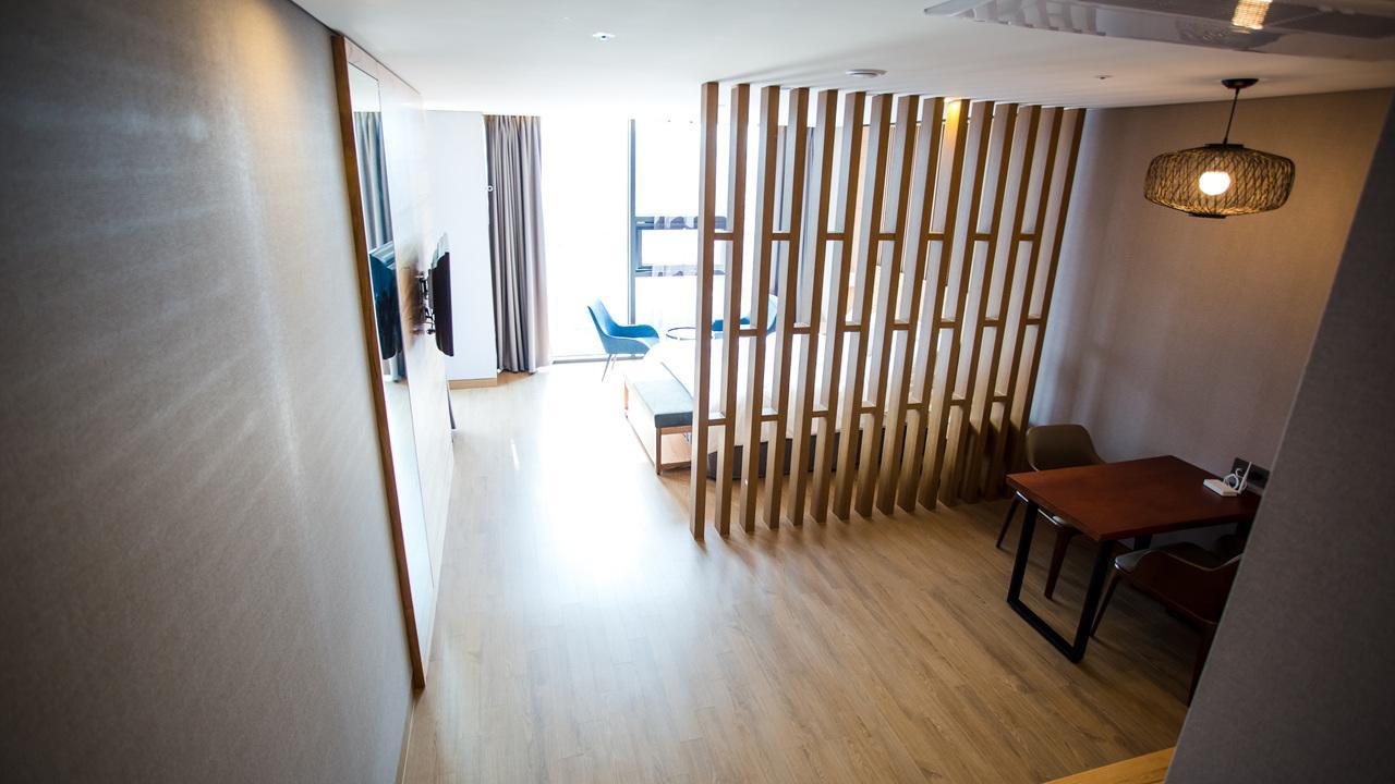 J Square Hotel And Wedding Чинджу Экстерьер фото