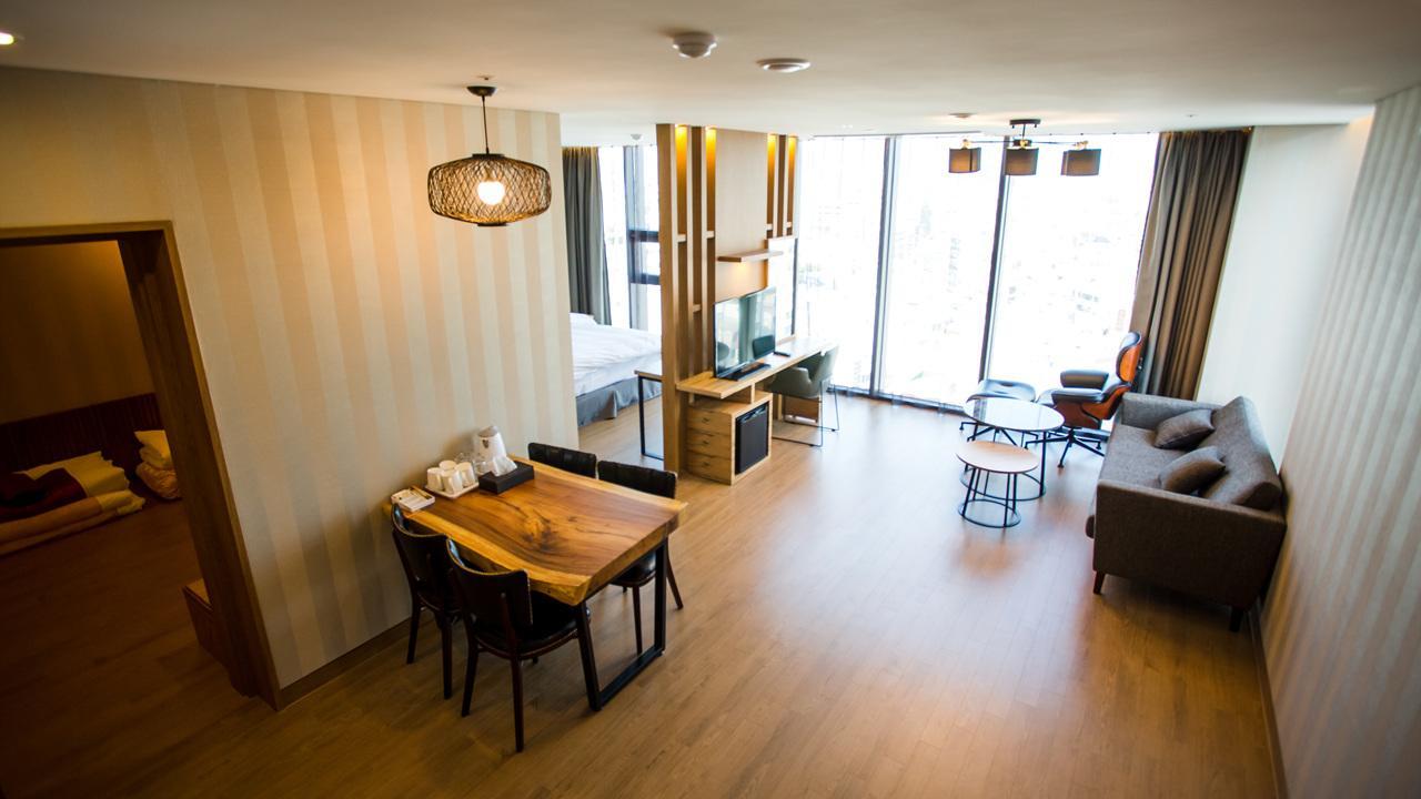 J Square Hotel And Wedding Чинджу Экстерьер фото