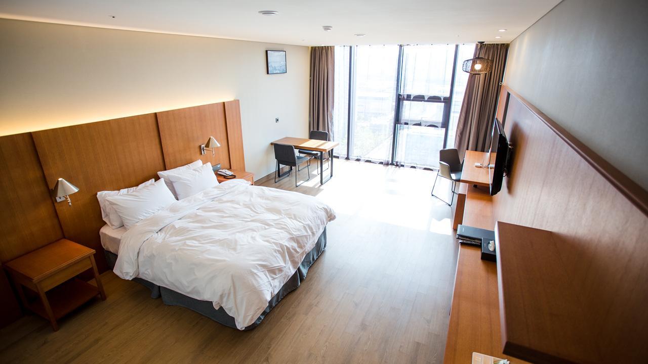 J Square Hotel And Wedding Чинджу Экстерьер фото