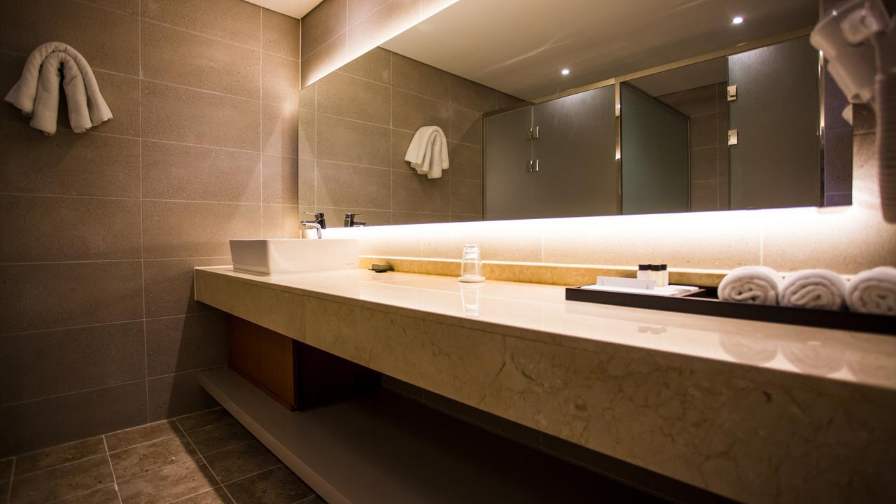 J Square Hotel And Wedding Чинджу Экстерьер фото