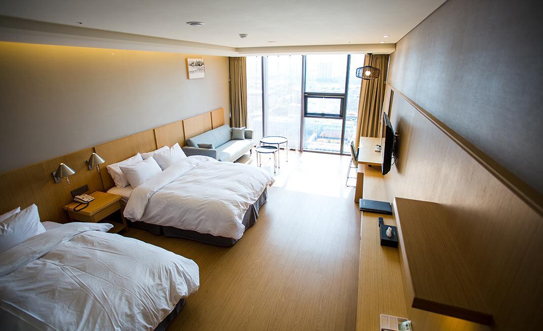 J Square Hotel And Wedding Чинджу Экстерьер фото