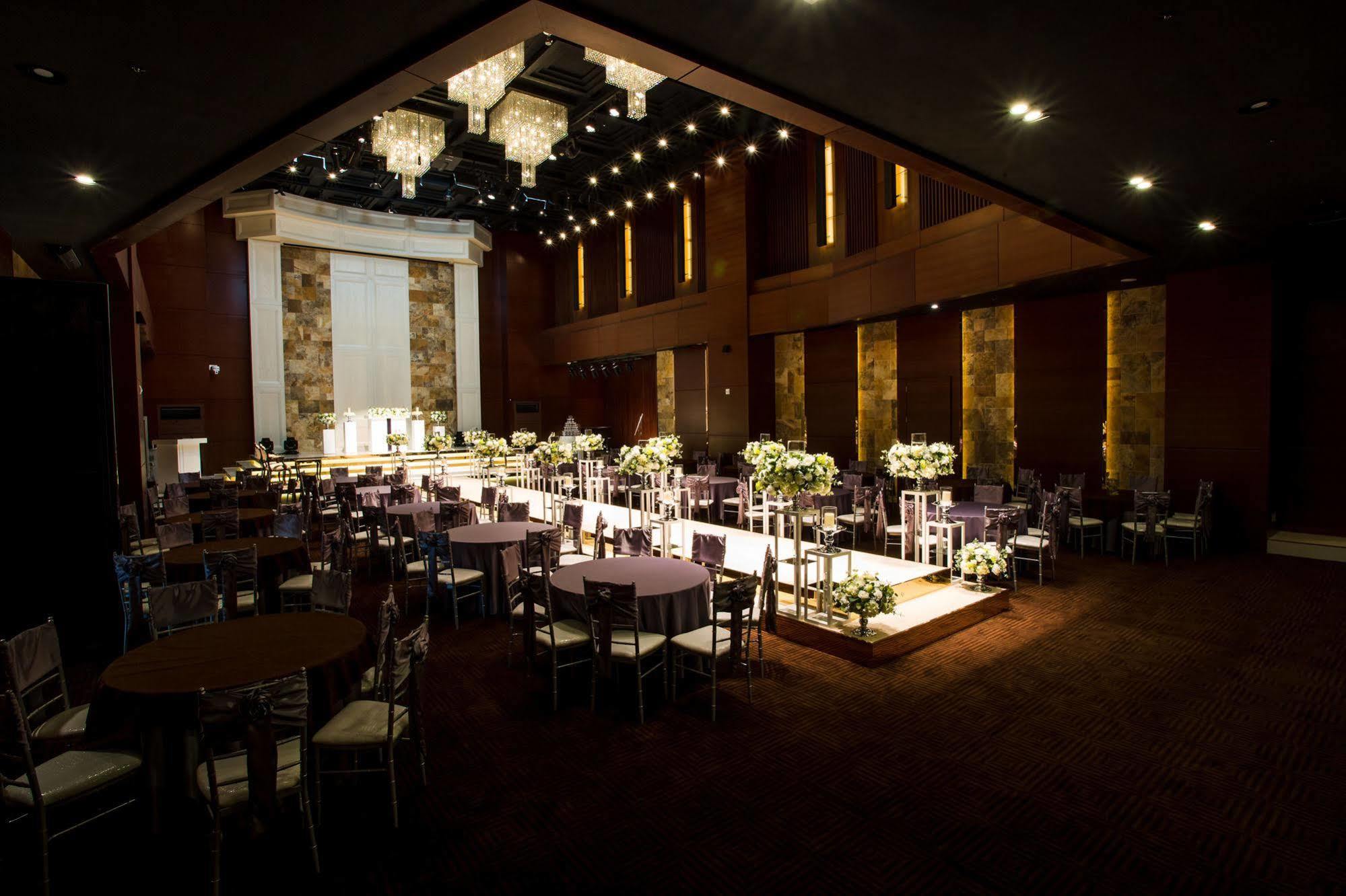 J Square Hotel And Wedding Чинджу Экстерьер фото